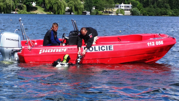 Policejní loď hledá pomocí sonaru ivalidní vozík na dně přehrady, foto: HZS JMK
