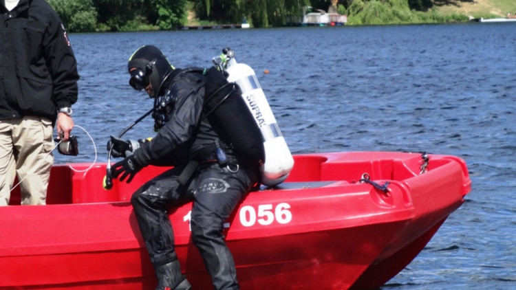 Policejní loď hledá pomocí sonaru ivalidní vozík na dně přehrady, foto: HZS JMK