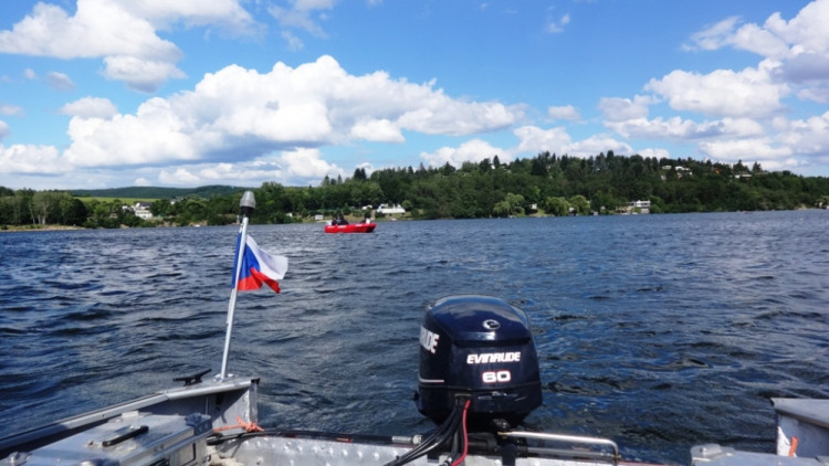 Policejní loď hledá pomocí sonaru ivalidní vozík na dně přehrady, foto: HZS JMK
