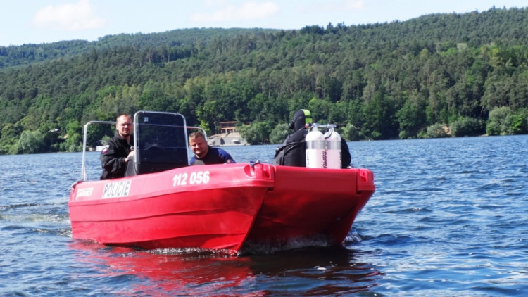 Policejní loď hledá pomocí sonaru ivalidní vozík na dně přehrady, foto: HZS JMK