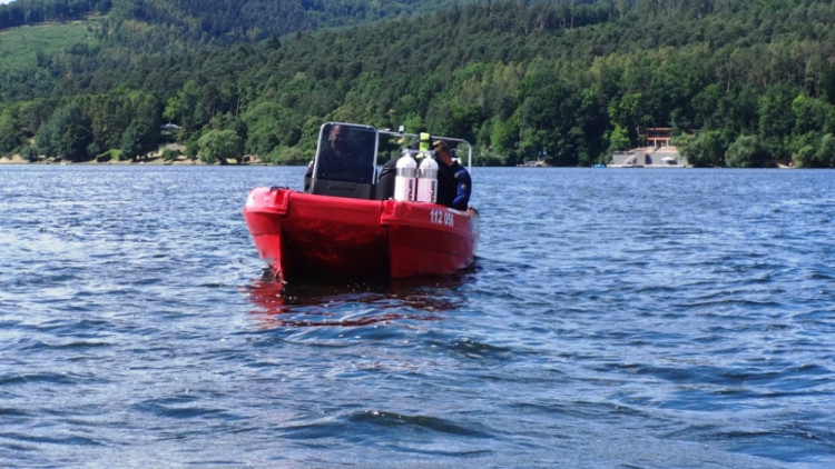 Policejní loď hledá pomocí sonaru ivalidní vozík na dně přehrady, foto: HZS JMK