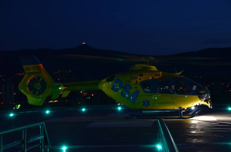 Zkouška nočního provozu Letecké záchranné služby na heliportu