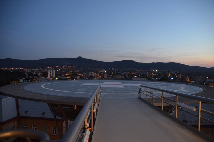 Zkouška nočního provozu Letecké záchranné služby na heliportu