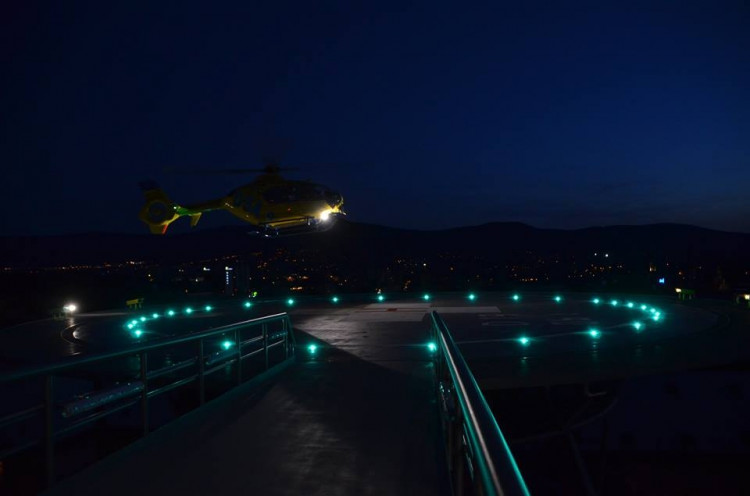 Zkouška nočního provozu Letecké záchranné služby na heliportu