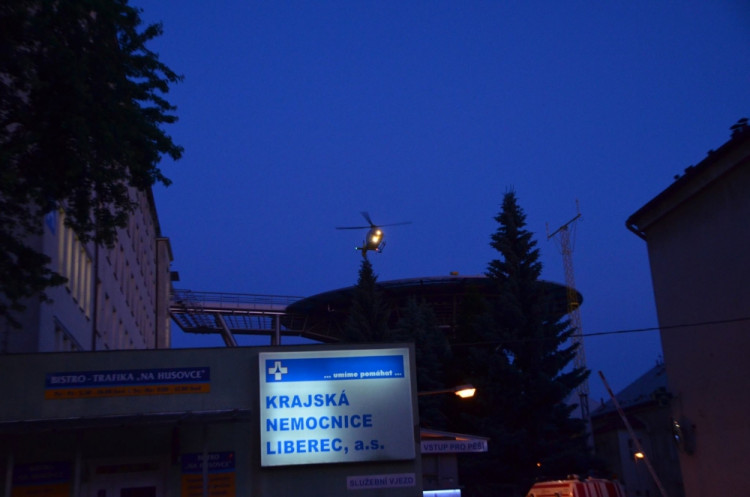 Zkouška nočního provozu Letecké záchranné služby na heliportu