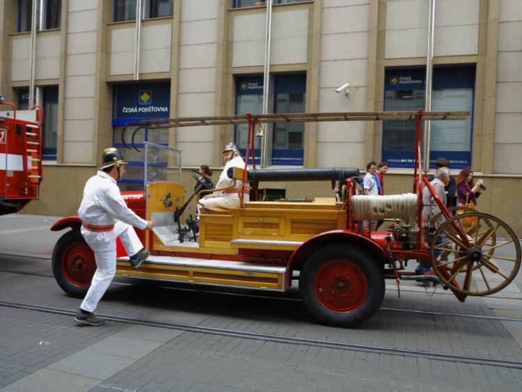 Požár na brněnském náměstí Svobody hasilo téměř 50 hasičských aut, foto: HZS JMK