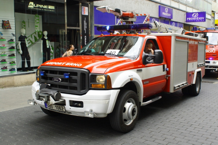 Požár na brněnském náměstí Svobody hasilo téměř 50 hasičských aut, foto: HZS JMK