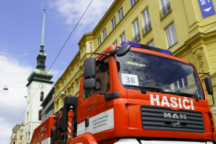 Požár na brněnském náměstí Svobody hasilo téměř 50 hasičských aut, foto: HZS JMK