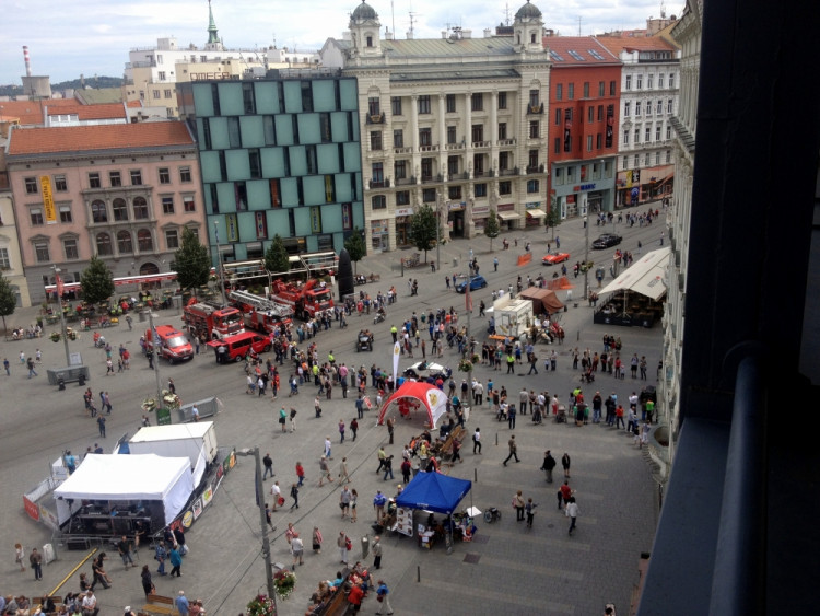 Požár na brněnském náměstí Svobody hasilo téměř 50 hasičských aut, foto: HZS JMK