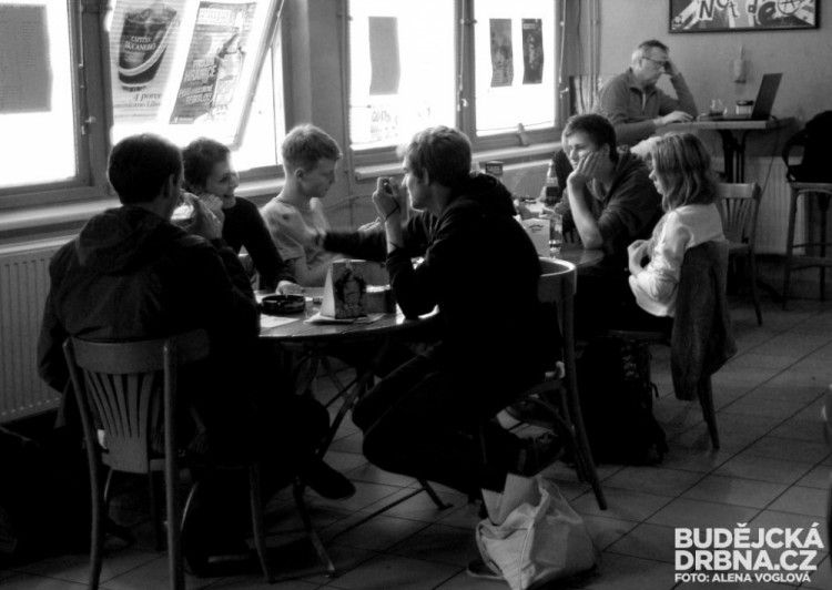 MC Fabrika poskytla prostory kapelám, které měly vystupovat na Lannově třídě