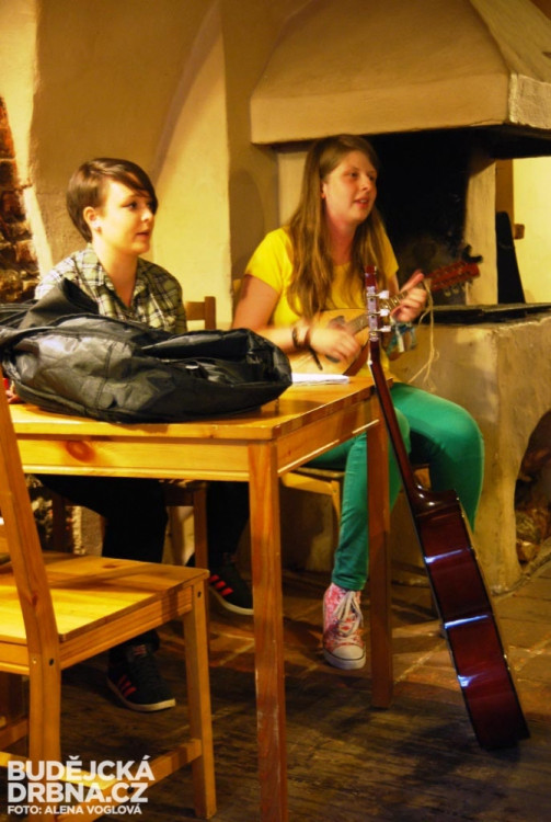 Pšt, hrajeme a zpíváme