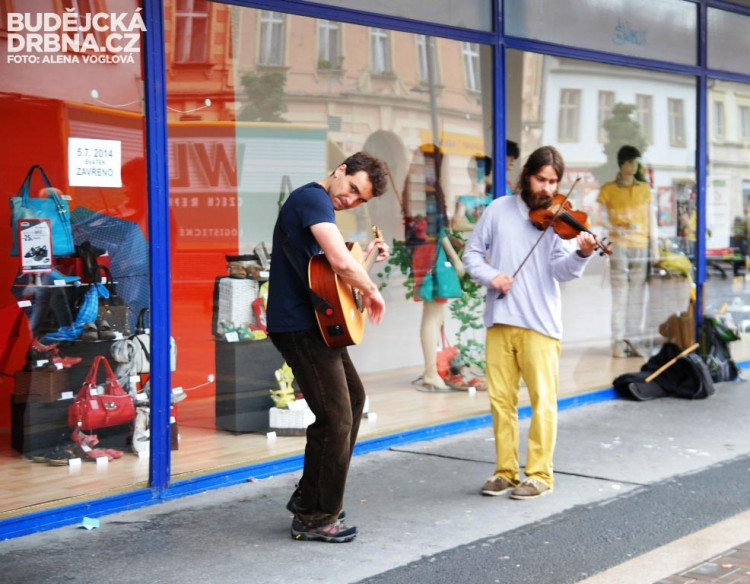 Tito dva umělci na programu Buskers festu psáni nebyli
