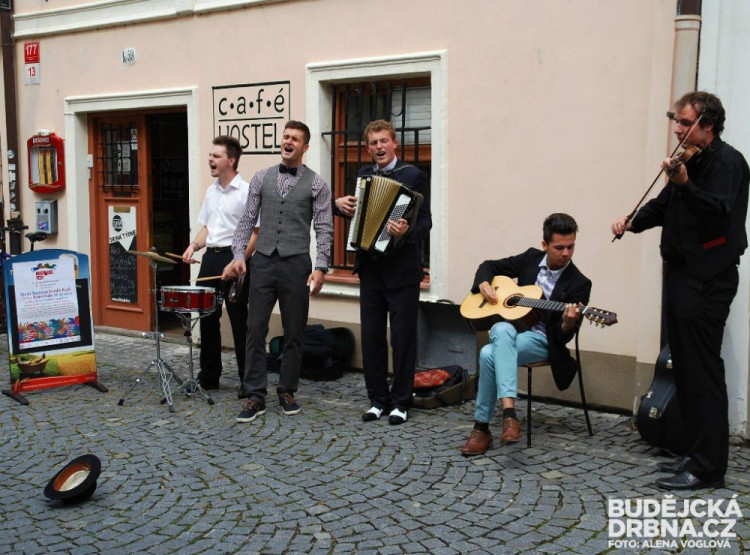 U Café hostelu se hrálo nejdřív venku. Déšt pak zahnal skupinu pod střechu