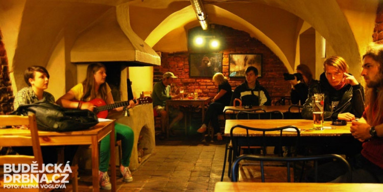 V Café Hostelu hrály a zpívaly dvě holčiny, co si říkají Pšt