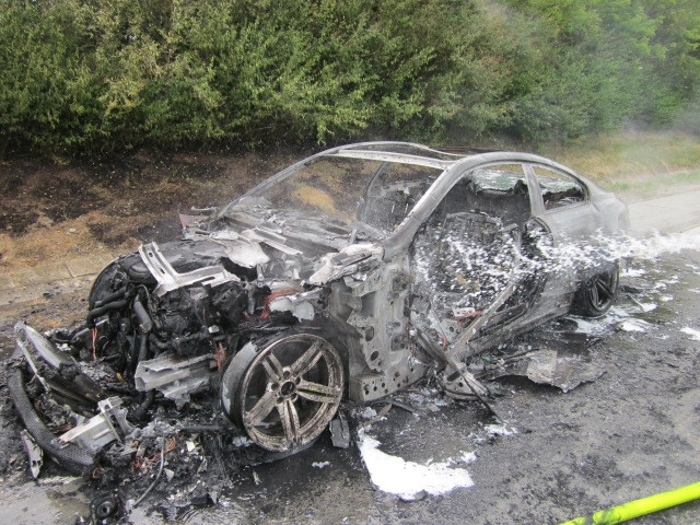 Na D1 u Vyškova shořelo luxusní BMW M6, foto: HZS JMK