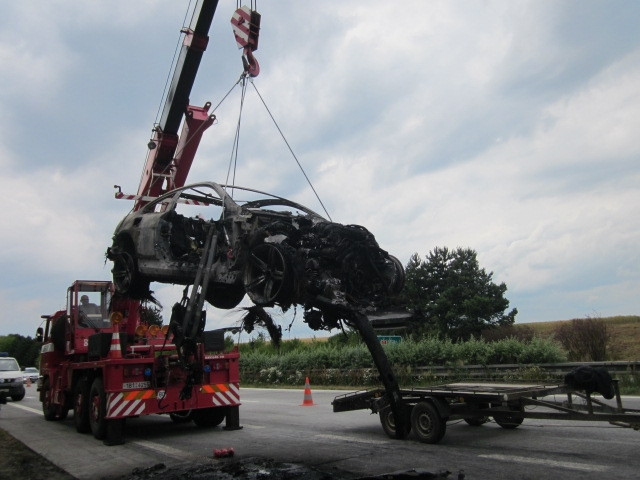 Na D1 u Vyškova shořelo luxusní BMW M6, foto: HZS JMK