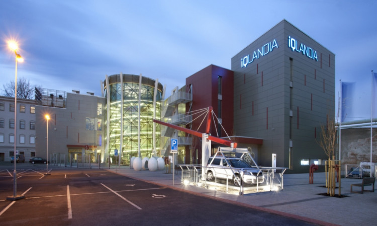 iQLANDIA - SCIENCE LEARNING CENTER LIBEREC.Investiční náklady: 400 mil. Kč. Stavba iQlandia je výstavní a výukový objekt zaměřený na popularizaci vědy formou interaktivního poznávání.  Čtyřpodlažní centrum je hmotově tvořeno ze tří základních objemových č