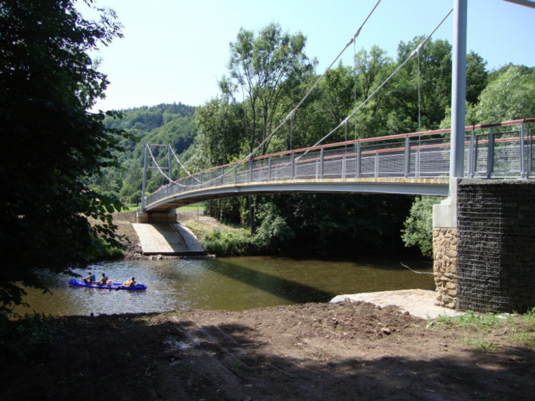 Lávky na cyklostezce Greenway Jizera v úseku Dolánky - Líšný. Investiční náklad: cca 10 mil. Kč na lávku. Lávky jsou součástí cyklostezky nazvané „GREENWAY Jizera“, která propojuje města a obce podél toku řeky. Jejich umístění umožňuje bezpečnou cestu tur