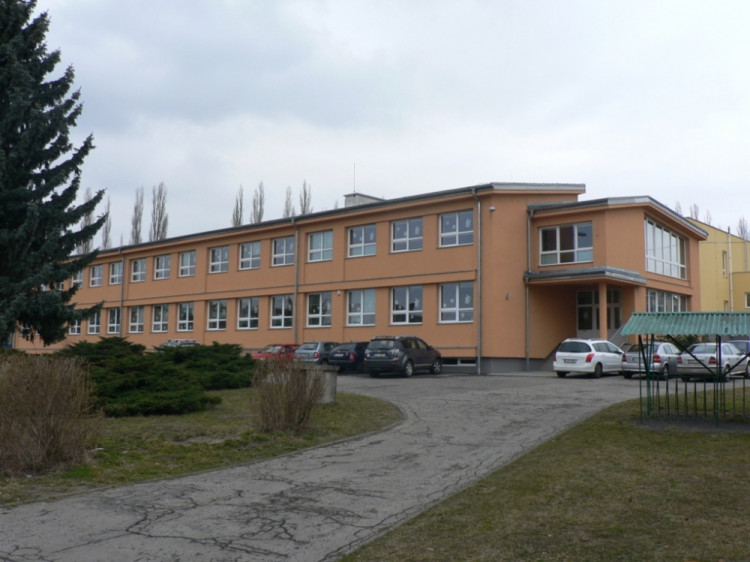 Snížení energetické náročnosti budovy ZŠ Jenišovice. Náklady stavby: 10 220 072,- Kč vč. DPH. Po téměř 50 letech provozu prvního z objektů Základní školy byla potřeba zásadní revitalizaci obvodového pláště budov. V rámci I. Etapy v 07-09/2013 proběhla vým