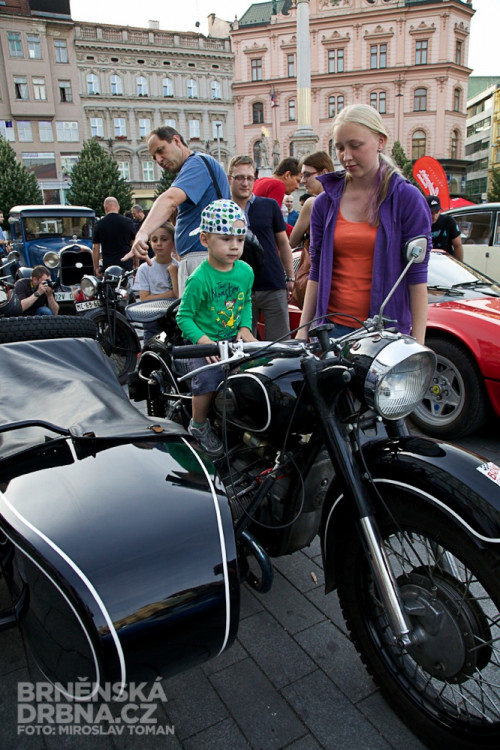 Historická závodní auta a motocykly se představily v centru Brna, foto: Brněnská Drnba, Miroslav Toman