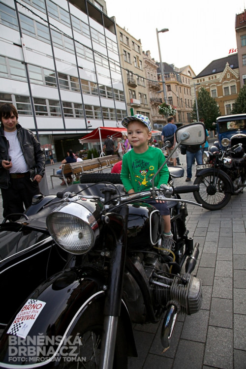 Historická závodní auta a motocykly se představily v centru Brna, foto: Brněnská Drnba, Miroslav Toman