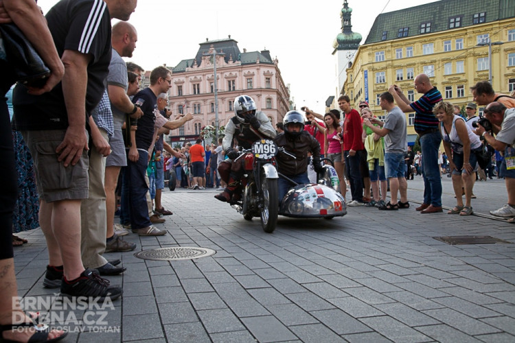 Historická závodní auta a motocykly se představily v centru Brna, foto: Brněnská Drnba, Miroslav Toman