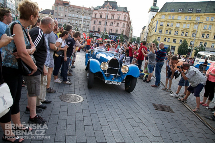 Historická závodní auta a motocykly se představily v centru Brna, foto: Brněnská Drnba, Miroslav Toman
