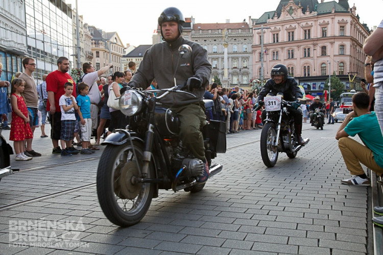 Historická závodní auta a motocykly se představily v centru Brna, foto: Brněnská Drnba, Miroslav Toman