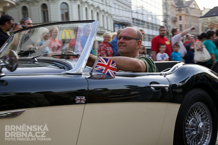 Historická závodní auta a motocykly se představily v centru Brna, foto: Brněnská Drnba, Miroslav Toman
