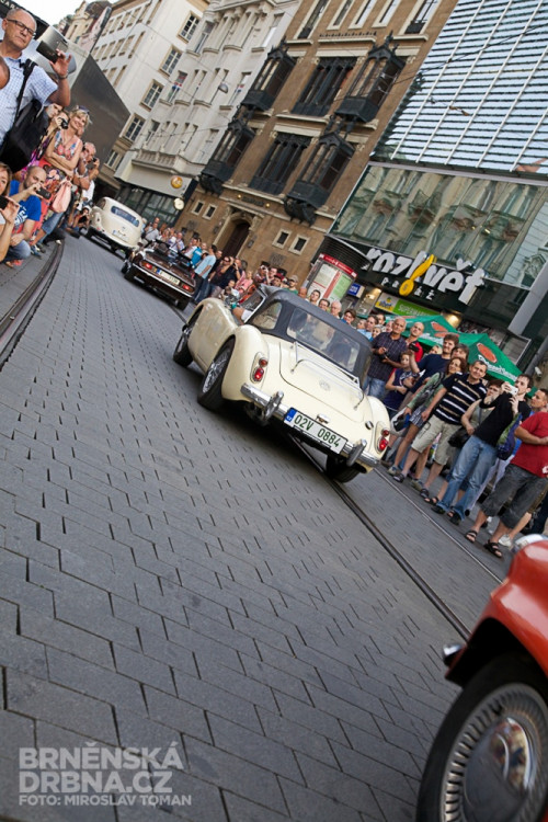 Historická závodní auta a motocykly se představily v centru Brna, foto: Brněnská Drnba, Miroslav Toman