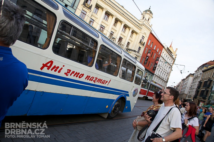 Historická závodní auta a motocykly se představily v centru Brna, foto: Brněnská Drnba, Miroslav Toman