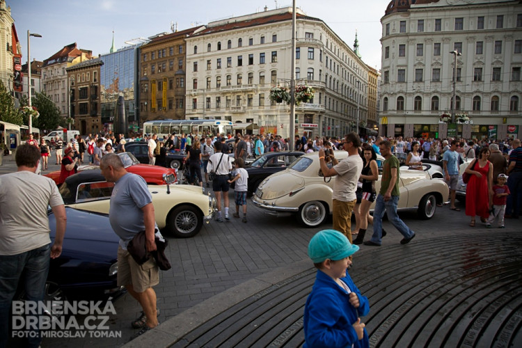 Historická závodní auta a motocykly se představily v centru Brna, foto: Brněnská Drnba, Miroslav Toman