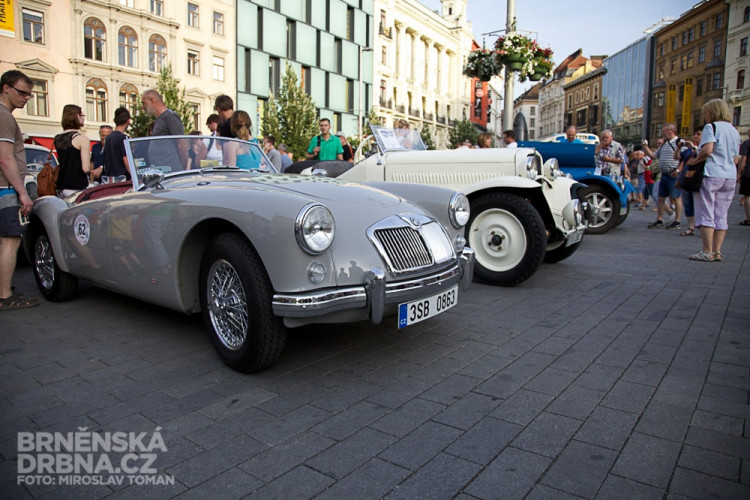 Historická závodní auta a motocykly se představily v centru Brna, foto: Brněnská Drnba, Miroslav Toman