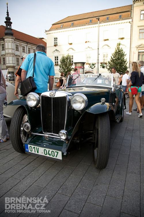 Historická závodní auta a motocykly se představily v centru Brna, foto: Brněnská Drnba, Miroslav Toman