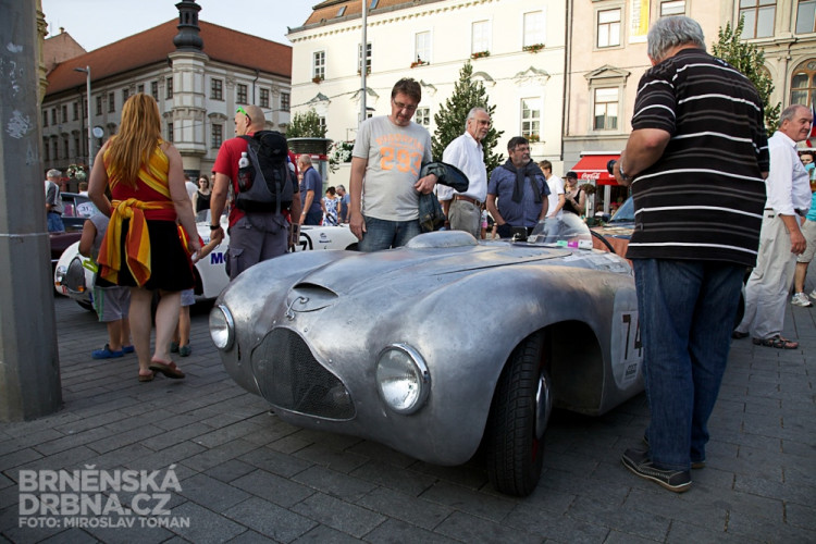 Historická závodní auta a motocykly se představily v centru Brna, foto: Brněnská Drnba, Miroslav Toman