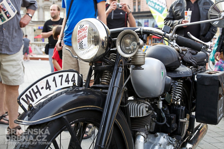 Historická závodní auta a motocykly se představily v centru Brna, foto: Brněnská Drnba, Miroslav Toman