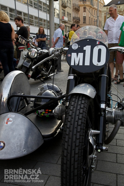 Historická závodní auta a motocykly se představily v centru Brna, foto: Brněnská Drnba, Miroslav Toman