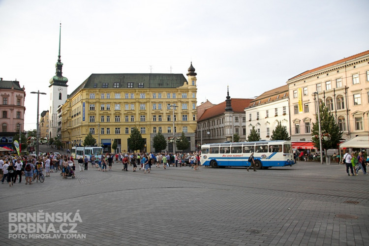 Historická závodní auta a motocykly se představily v centru Brna, foto: Brněnská Drnba, Miroslav Toman