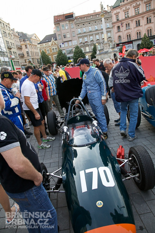 Historická závodní auta a motocykly se představily v centru Brna, foto: Brněnská Drnba, Miroslav Toman