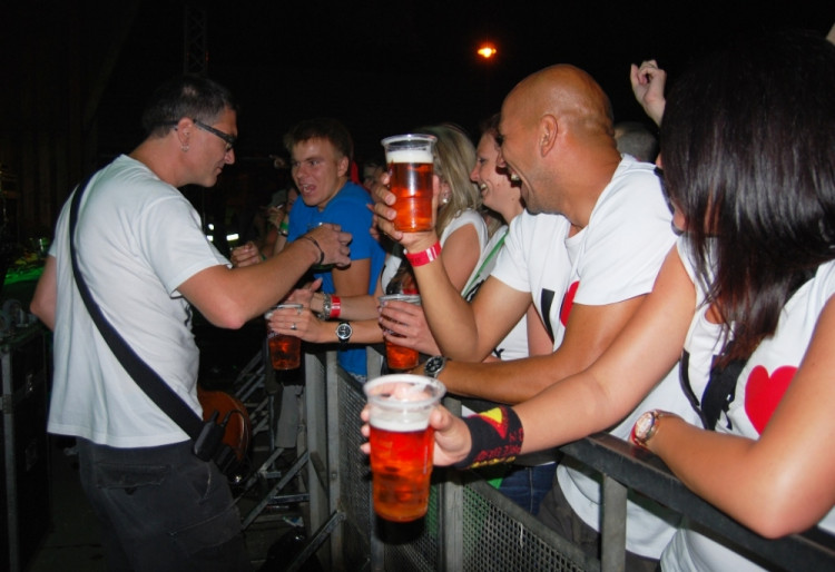 V prvních řadách neměli o pivo zdarma nouzi