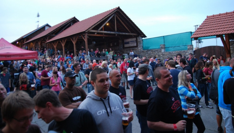 První hrála kapela Doctor P. P, parket ještě nebyl zcela zaplněn