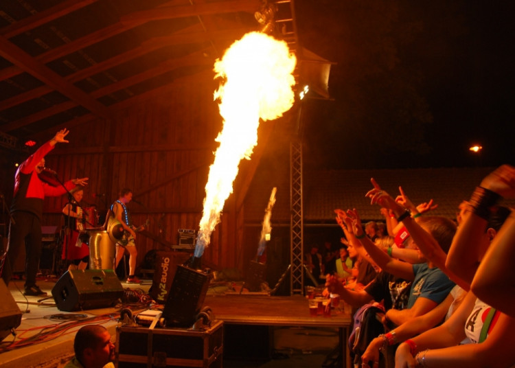 Dojem z koncertu umocňovala i ohňová show