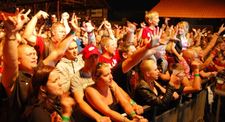 Koncert Tří sester přilákla na Holkov hodně lidí