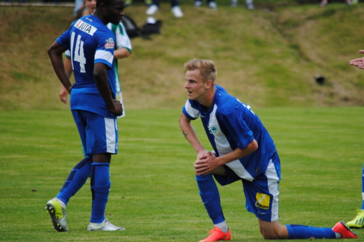 Střelec hattricku Hamulák se těžce zvedá po zákroku soupeře