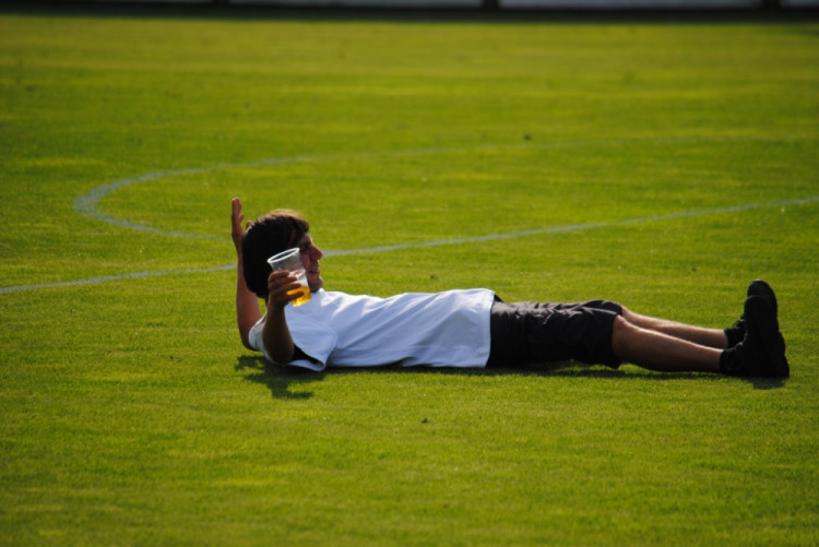 Pohodlnost trávníku o poločase zkoušeli i někteří fanoušci