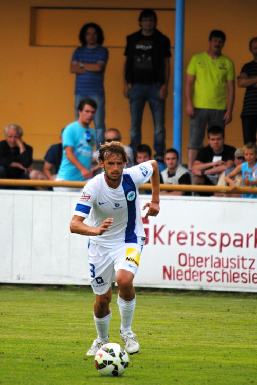 Marek Jarolím zahrává volný přímý kop