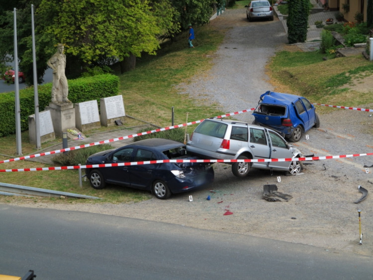 Vrakoviště na návsi obce vzniklo nárazem jediného vozu, foto: HZS JMK