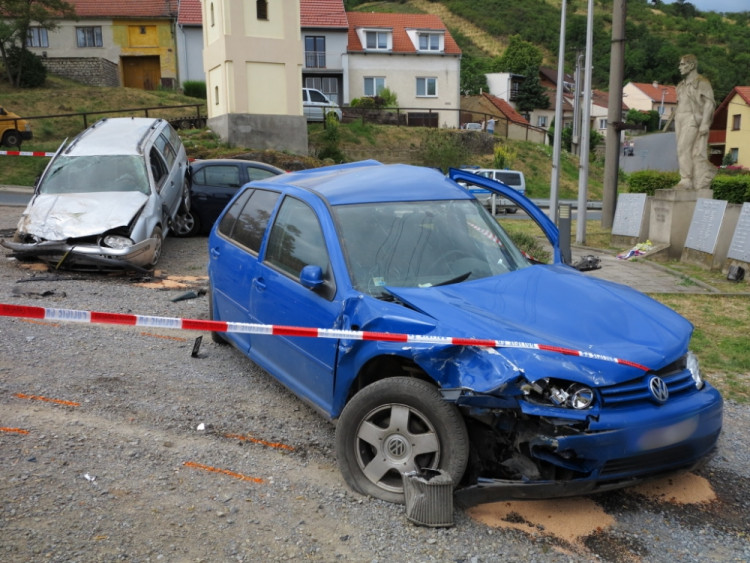 Vrakoviště na návsi obce vzniklo nárazem jediného vozu, foto: HZS JMK
