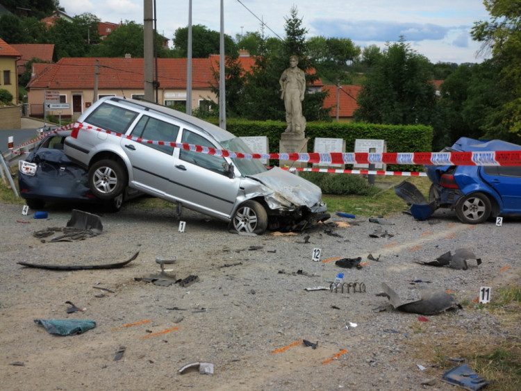 Vrakoviště na návsi obce vzniklo nárazem jediného vozu, foto: HZS JMK