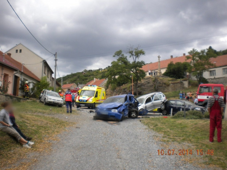 Vrakoviště na návsi obce vzniklo nárazem jediného vozu, foto: HZS JMK